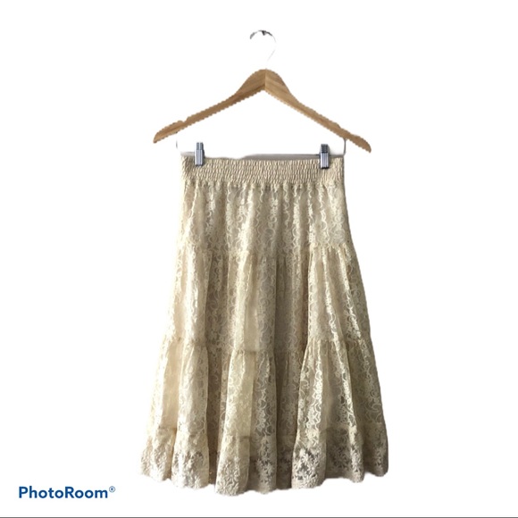 NWOT Beautiful lined lace skirt elastic waist - Picture 3 of 6